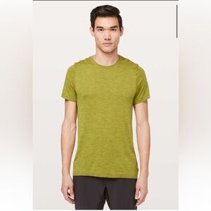 Lululemon Metal Vent Tech Surge Short Sleeve in Mossy Golden Lime Men’s Size S